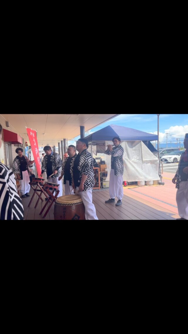 【沖ノ島参り　奉納浮立🪅】

「道の駅しろいし」でも
奉納浮立していただきました✨

🙏🏻家内安全・商売繁盛🙏🏻
暑い中ありがとうございました😊

太鼓と笛の音🪈🎵
よかよね〜　夏がきた〜て気がする

#道の駅しろいし
#沖ノ島参り
#奉納浮立