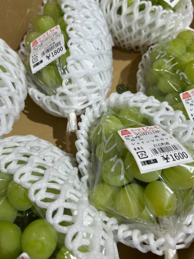 おはようございます☔️
7月18日(金)9時オープンしました😊

時間が経つにつれて
雨脚が強くなってきてます☔️

夏野菜の出荷が増えてきました🍆🥒🎃
ぶどう🍇の出荷も増えてます🍇
白石町産のぶどう🍇
　ぜひご賞味ください😊

店内外、雨のため滑りやすくなってますので、お気をつけてお越しください😊

本日もご来店お待ちしております😊

#道の駅しろいし
#白石町