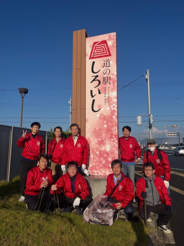 今朝は
白石町内郵便局の局長様方による
清掃活動をしていただきました🧹

綺麗にしていただきありがとうございました🙇‍♀️

#道の駅しろいし