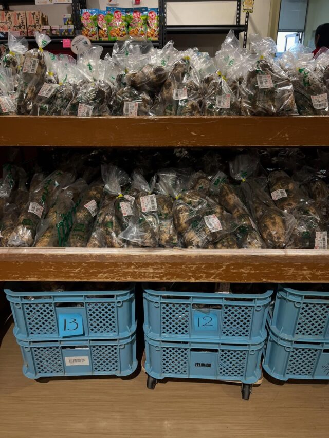 12月17日（水）
9時から元気に営業してます💪🏻
通常第３水曜日は定休日ですが、
12月は休まず営業してます🈺

写真は9時前の店内の状況です📷
蓮根、お野菜、お惣菜など
たくさん出荷されてます😊

【蓮根の発送について】
発送のご注文をたくさんいただきありがとうございます🙇‍♀️🪷
宅配業者様も混雑してきてるそうなので、ご希望の日時に到着しない場合がありますので、予めご了承ください🙇‍♀️
道の駅しろいしスタッフ、配送業者🚚さまも遅くまで準備、集荷にご協力いただいております。
ご迷惑をおかけする場合もございますが、ご理解のほどよろしくお願いします🙇‍♀️

#道の駅しろいし