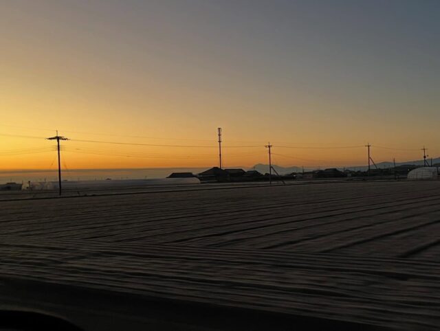 こんにちは😊
12月6日（土）お昼過ぎました💦
今朝は冷えました🥶
見る分には綺麗な夜明けですが、ひかやった〜。

今はポカポカ陽気になってます☀️

写真は開店前の様子です🙏🏻

※インスタでのご注文、お問い合わせはお受けできません🙇‍♀️💦
申し訳ございませんが
お電話お願いいたします🙇‍♀️

#本日もご来店お待ちしてます🙇‍♀️

#道の駅しろいし