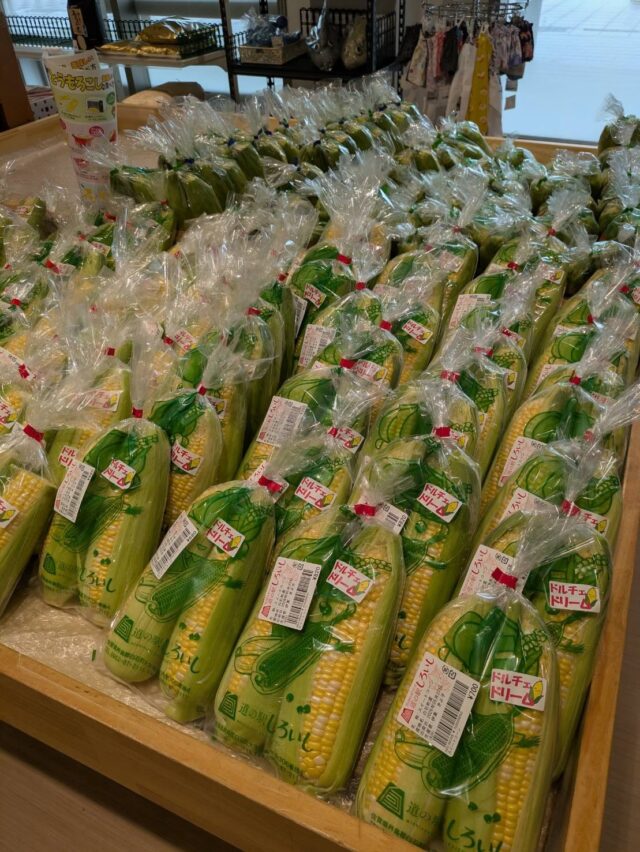 おはようございます☔️
5月27日（水）9時オープンしました！

雨になりました☔
ちょっとお野菜少なめの出荷です。

店内外滑りやすくなっておりますのでお気をつけてお越しください😊

本日もご来店お待ちしてます😊

#道の駅しろいし