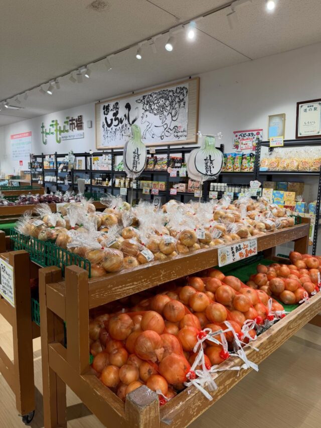 おはようございます😊
6月22日（月）9時オープンしました！

スイートコーン🌽の出荷が少なくなり
お一人様3袋までに制限させていただいてますが、オープンと同時に完売しました🙏🏻
追加があるとは思いますが
時間等は不明です🙇‍♀️

本日お野菜少なめですが
お惣菜はたくさん入荷してます😊

本日もご来店お待ちしてます😊

#道の駅しろいし