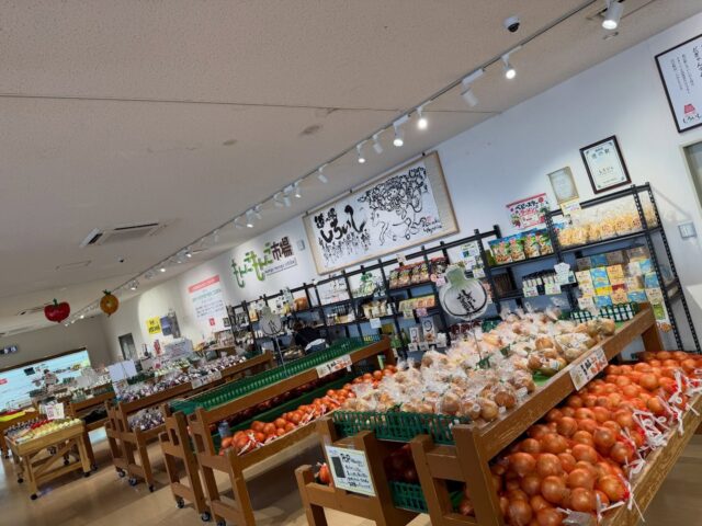 おはようございます😊
7月6日（月）9時オープンしました！
雨の影響でお野菜は少なめです💦

【7月23日は
　思いやり手洗い洗車の日】
日付は「洗車雨（せんしゃう）」が降る「七夕」の前日の7月6日から。
七夕の前日である7月6日に降る雨は「洗車雨」と呼ばれ、七夕伝説の彦星が織姫に会いに行くために牛車を洗ってる水が、空から雨として降ってくると言われている。
記念日を通して、彦星が大切な人のために一生懸命牛車を洗うように、他者への思いやりの心について洗車から考えてもらうことが目的。

店内外、滑りやすくなってますのでお気をつけてお越しください😊

本日もご来店お待ちしてます😊

#道の駅しろいし