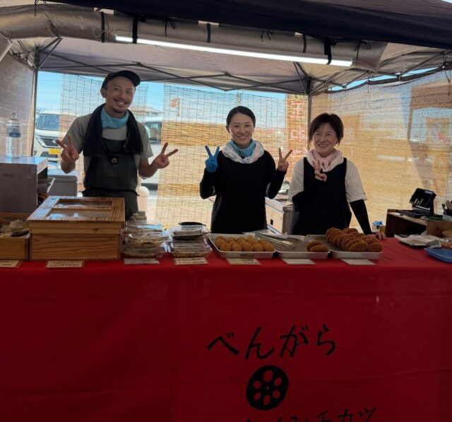 本日、道の駅しろいし店頭にて
販売されてます✨

◯べんがらさん
　揚げたのコロッケやお魚など
　　　　　　　　色々揃ってます😊
◯レイさん
　サガテレビで紹介され
見たよ〜ってお声掛けが多いようです✨

◯光さん
　「天使のいちご」を使ったワイン🍷
試飲もありそうですよ😊
ぜひお立ち寄りください♪

暑い中、ありがとうございます🙏🏻
