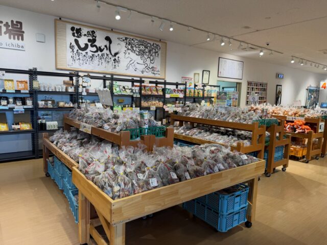 おはようございます😊
9月2日（水）9時オープンしました！

【9月2日は、おおきにの日】
日付は「おおきに」を「0092」と見立て、「お（0）お（0）き（9）に（2）」と読む語呂合わせから。関西弁で「ありがとう」の意味を持つ「おおきに！」で、世界の人がお互いに笑顔でいられるようにと「おおきに」を発信することが目的。

たまたまインスタで見つけた言葉。
ありがとうの対義語。
【あたりまえ】
ありがとうは、奇跡や特別な出来事に対して感謝を表す言葉です。日常生活で誰かに親切にされたとき自然と口にするのもこの背景に基づいてます。
一方で、「あたりまえ」は「それくらいやって当然」「そこにあって当然」といった、感謝を必要としない状態を示します。
日常の小さな出来事にも感謝の心を持つことの重要性を教えてくれる言葉でした😊

本日もご来店お待ちしてます😊

#道の駅しろいし