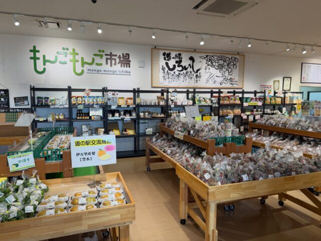おはようございます😊
8月31日（月）9時オープンしました！

【8月31日は野菜の日】
野菜の日なんですが、この暑さで入荷は少なめです💦

手芸品、新作✨
リップや印鑑入れにちょうどいいサイズ！
ぜひご覧ください😊

本日もご来店お待ちしてます😊

#道の駅しろいし