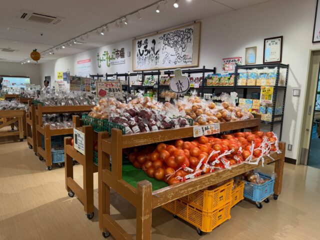 おはようございます😊
9月6日（日）9時オープンしました！

【9月6日は妹の日】
黒に関連する言葉の日でもありますが
なんで妹の日だろう？

日付は妹の可憐さを象徴する乙女座（8月23日〜9月23日）の中間の日の前日で、占星学の上で最もふさわしい日とのことで9月6日になった。

私も妹。しかも歳の離れた兄2人の末っ子。両親はじめ親戚、ご近所さまからも甘やかされて育ち、わがまま放題😅今だに継続中😊いい立場におり、幸せものです😂

少し風が強くなってます🌪️
ご来店の際はお気をつけてお越しください😊

本日もご来店お待ちしてます😊

#道の駅しろいし