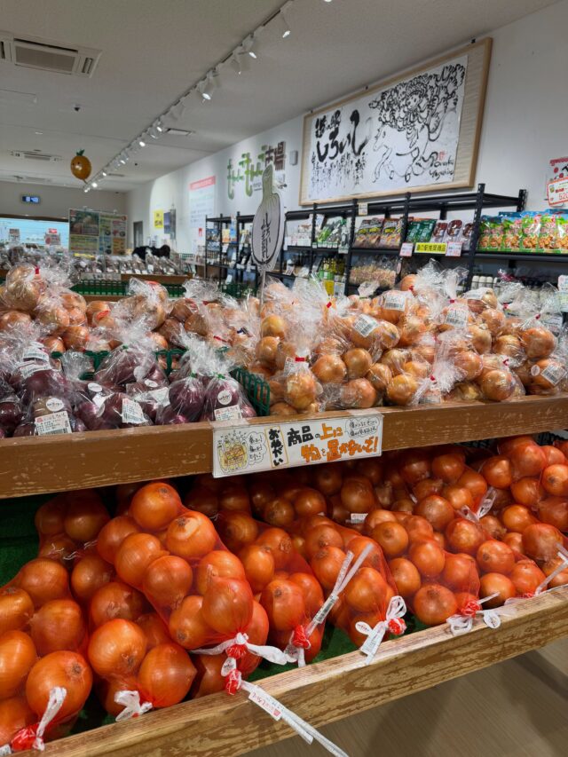 おはようございます😊
9月7日（月）9時オープンしました！

【9月7日は白露】
「白露（はくろ）」は「二十四節気」の一つで15番目にあたる。
白露の日付は9月7日または9月8日であり年によって異なる。
2026年は9月7日。
いよいよ秋の気配が迫り、大気が冷えてくる。夜間に気温が下がり、大気中の水蒸気が草花に朝露となってつくようになる。光によって白く見える露ができ始める頃という意味で「白露」とされる。

朝晩は過ごしやすくなりましたが、台風🌀次第で天気が変わります。
体調崩さないよう、気をつけてお過ごしください😊

本日もご来店お待ちしてます😊

#道の駅しろいし