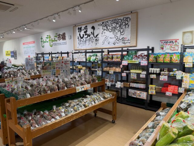 おはようございます😊
10月20日（火）9時オープンしました！

葉物野菜🥬🥦
たくさん出荷されてます✨
秋どりのスイートコーン🌽も入荷してます😊

※本日10月20日、
　　2階レストランはお休みです

※明日10月21日は
　道の駅しろいし　定休日です

本日もご来店お待ちしてます😊

#道の駅しろいし