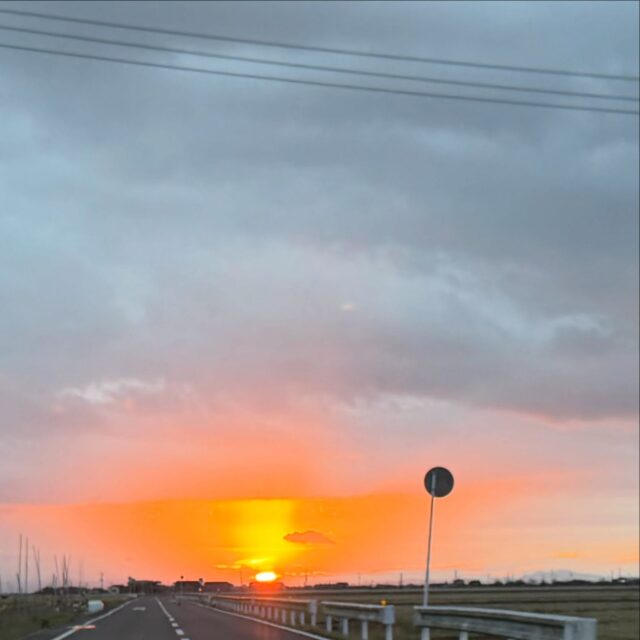 おはようございます😊
10月25日（日）9時オープンしました！

あやしい日出☀️🌀

台風の影響で雨風が少しずつ強まってます🌀

雨風の影響で
店内外滑りやすくなってますので
お気をつけてお越しください🙇‍♀️

本日もご来店お待ちしてます😊

#道の駅しろいし